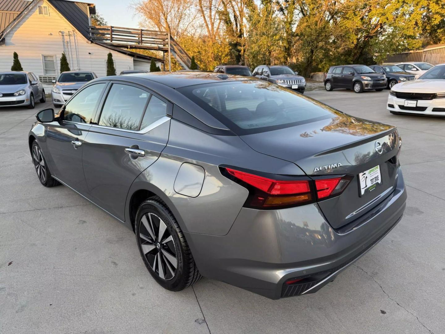 2020 Nissan Altima SV photo 3