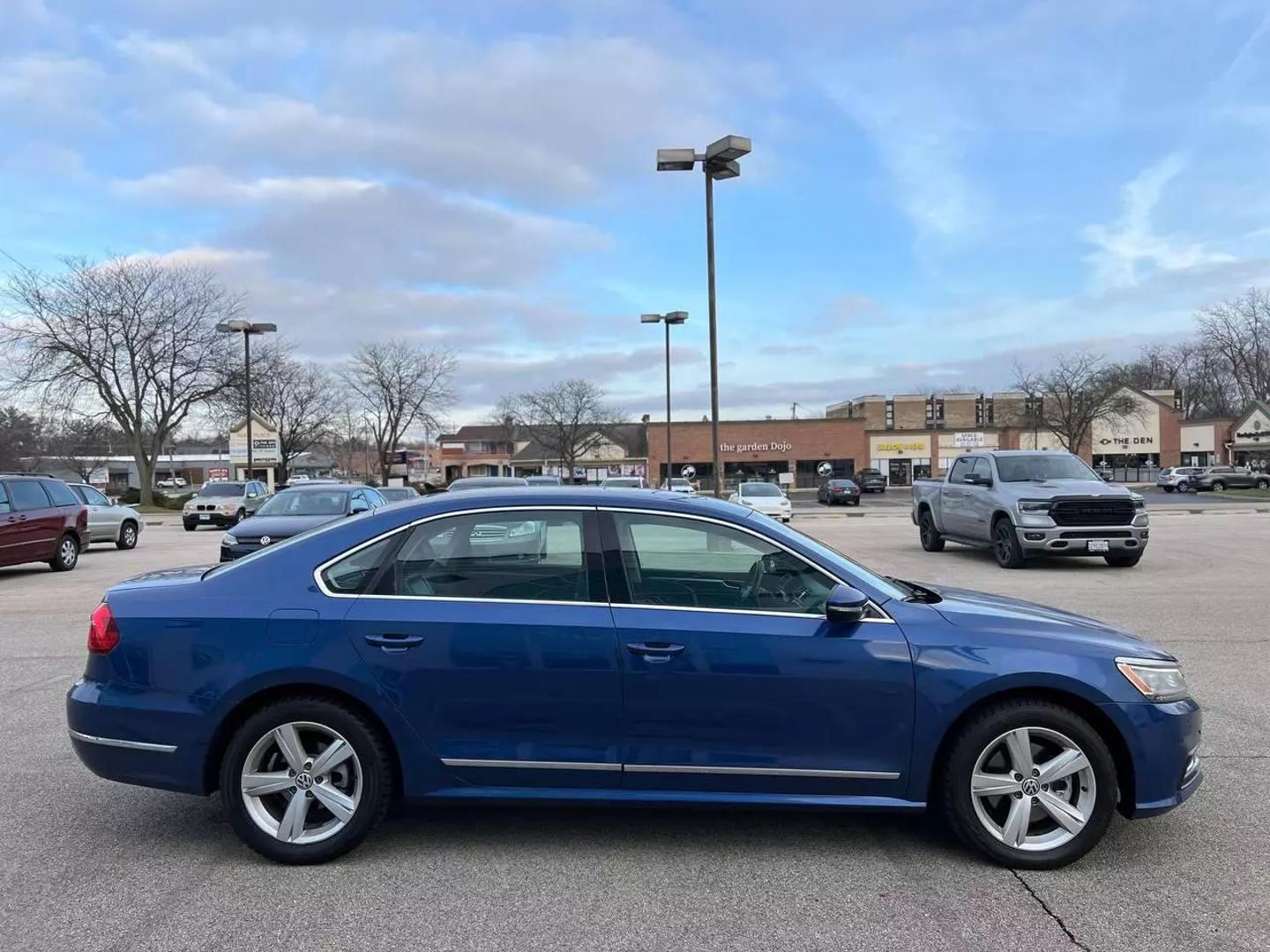 2016 Volkswagen Passat SEL Premium photo 20