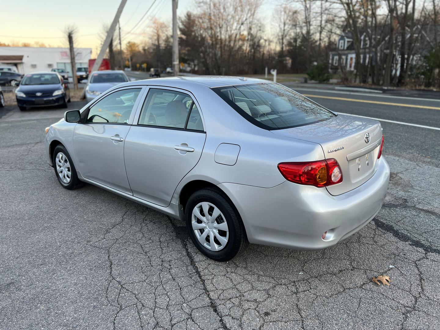 2010 Toyota Corolla LE photo 3