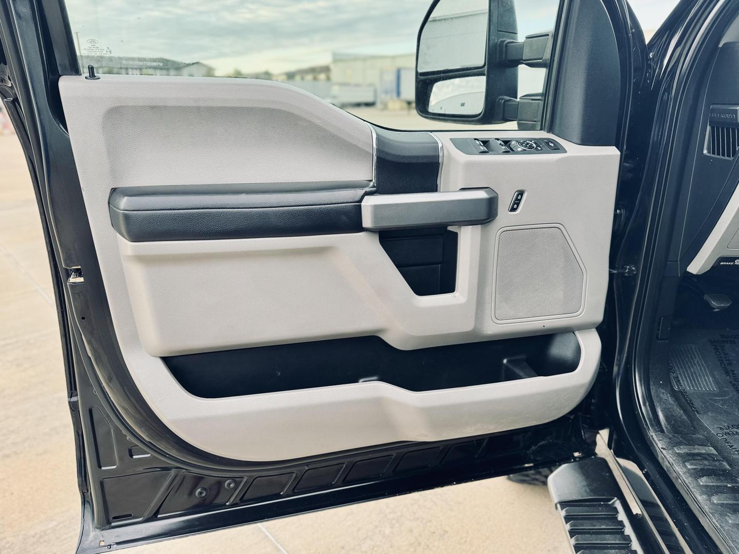 2019 Ford F-350 Super Duty XLT photo 19