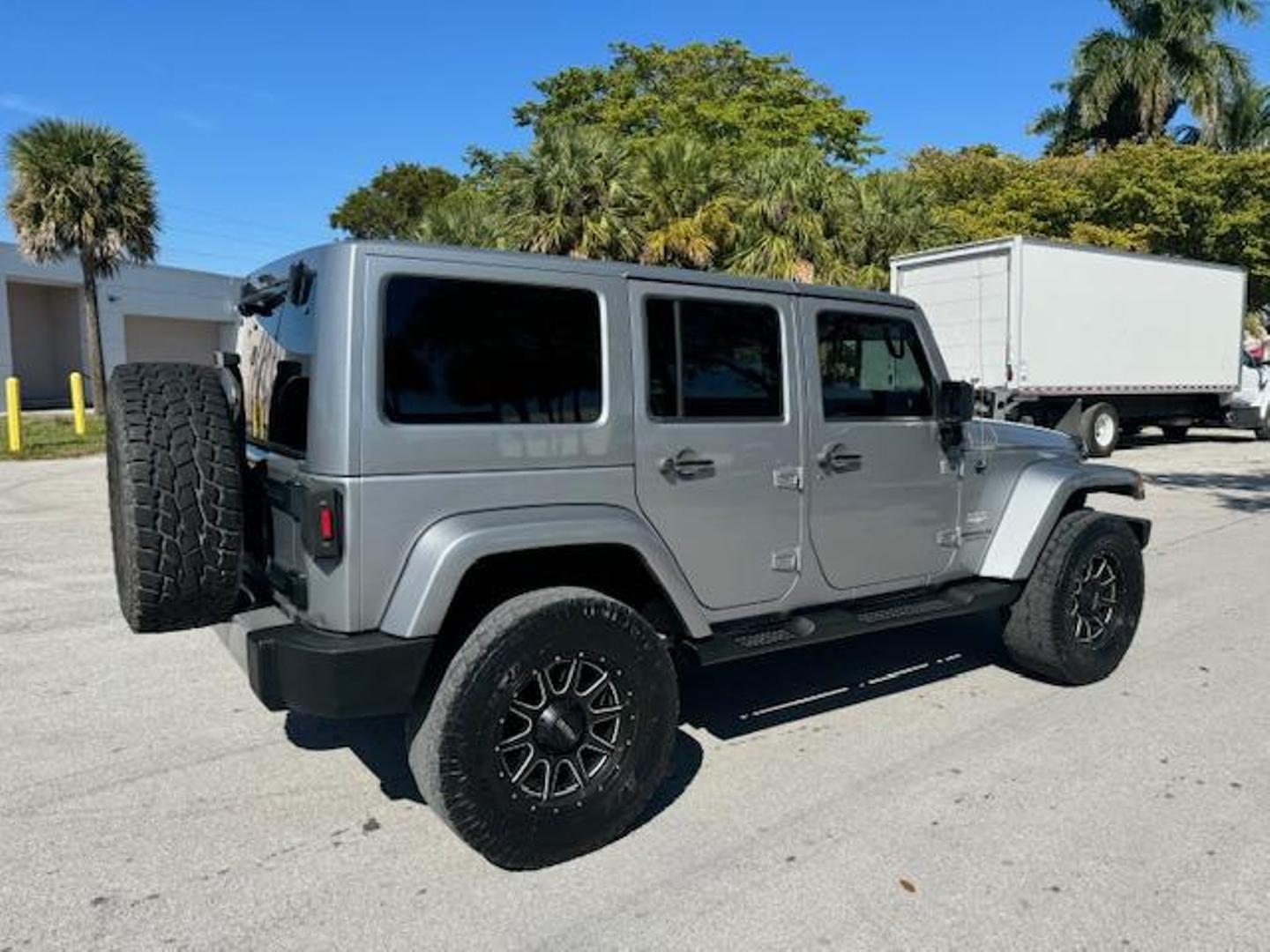 2013 Jeep Wrangler Unlimited Sahara photo 9