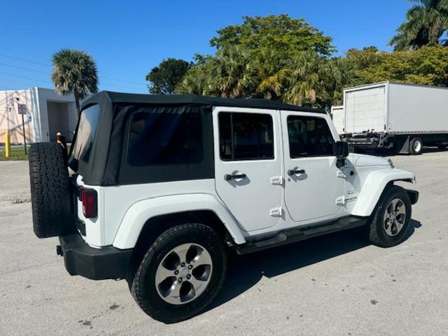 2016 Jeep Wrangler Unlimited Sahara photo 8