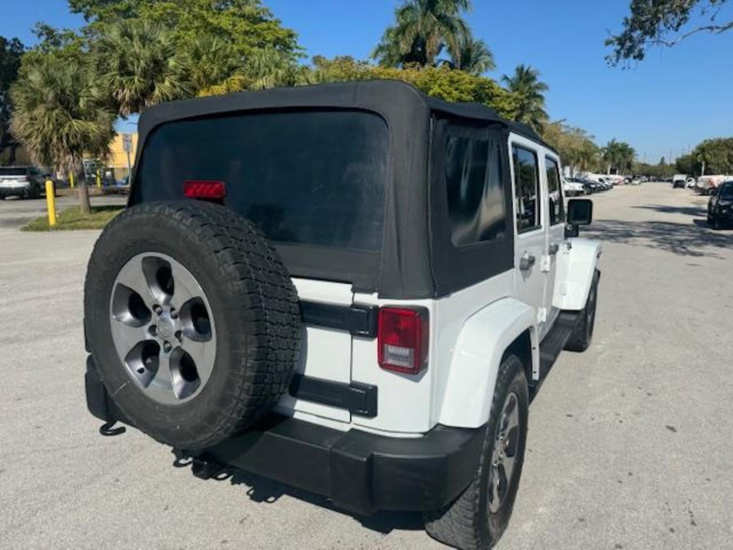 2016 Jeep Wrangler Unlimited Sahara photo 10