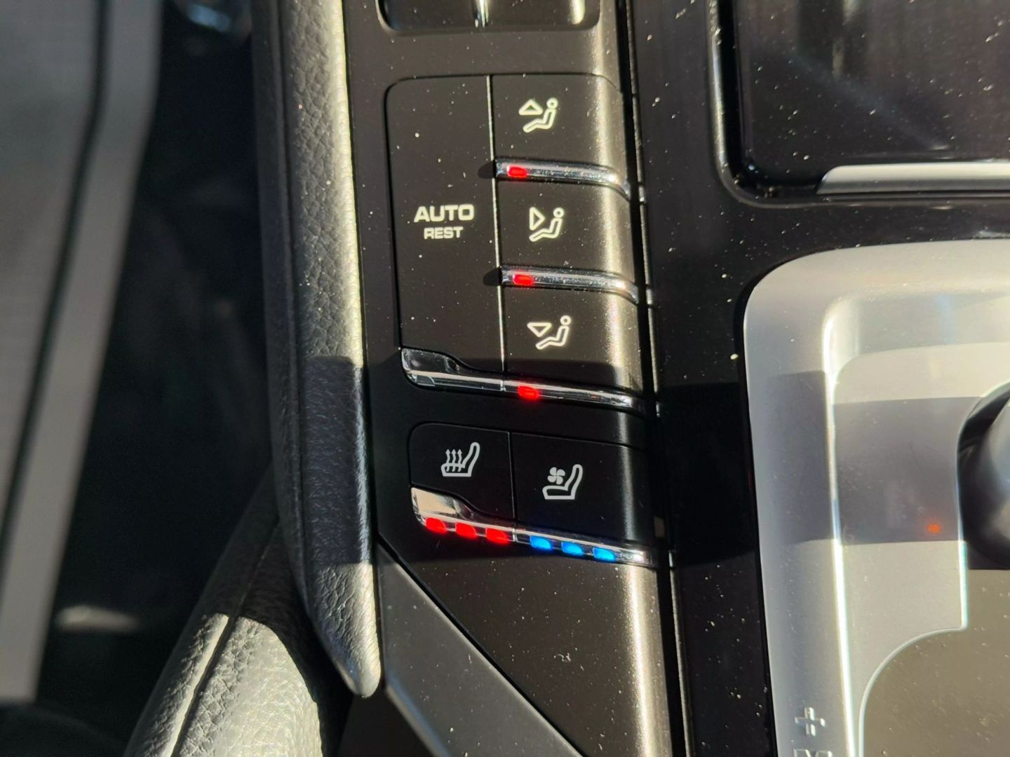 2016 Porsche Cayenne - Image 29