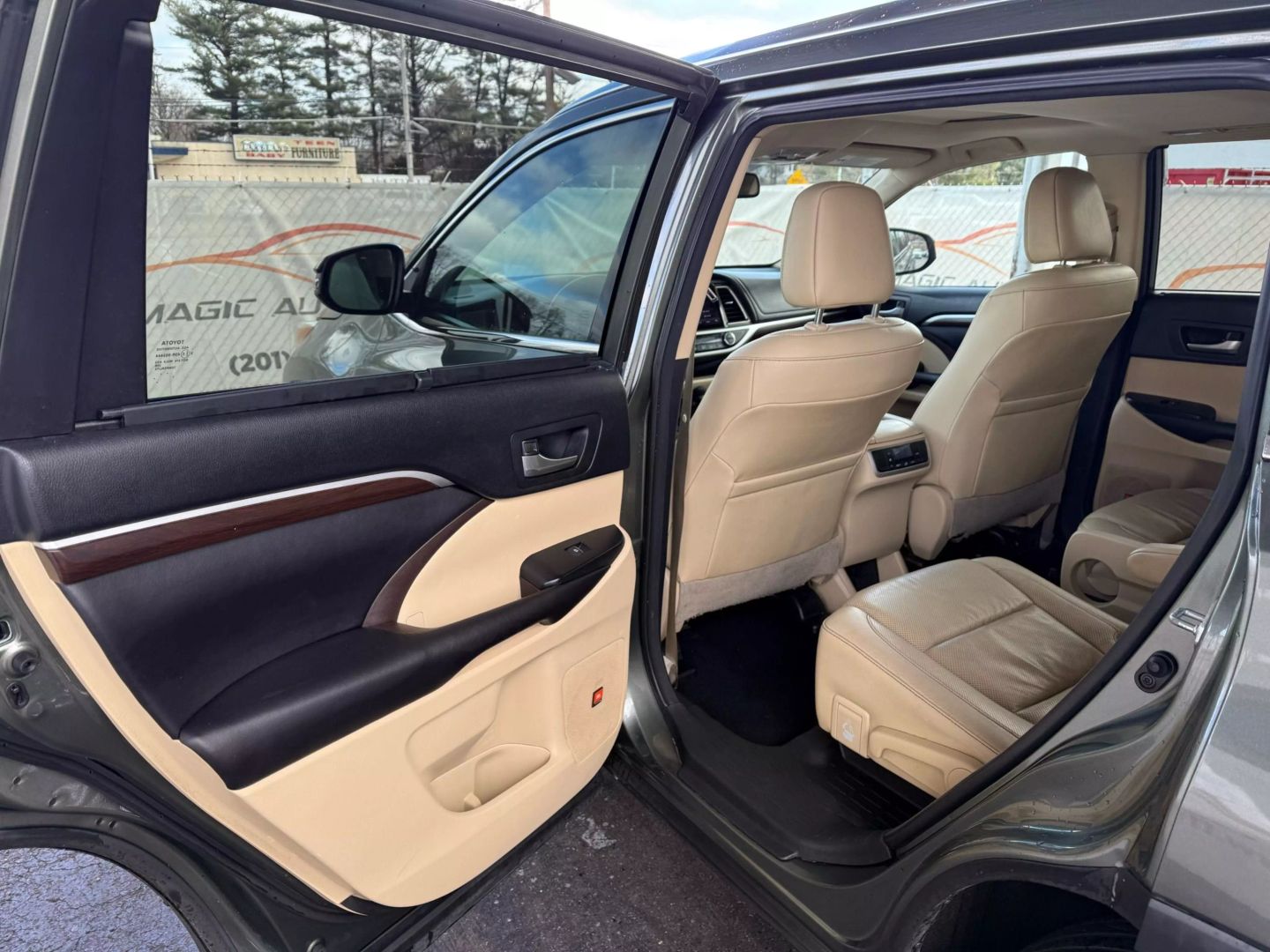 2016 Toyota Highlander - Image 17