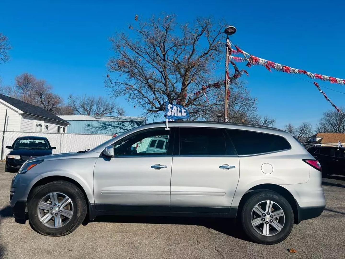 2015 Chevrolet Traverse 1LT photo 2