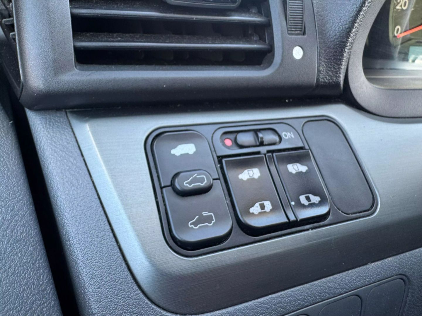2005 Honda Odyssey - Image 20