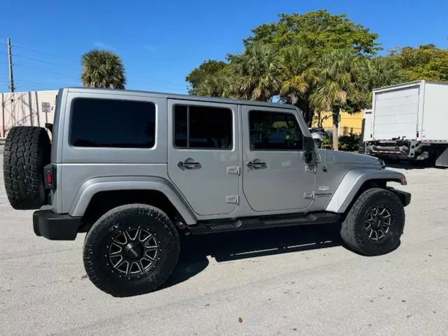 2013 Jeep Wrangler Unlimited Sahara photo 8