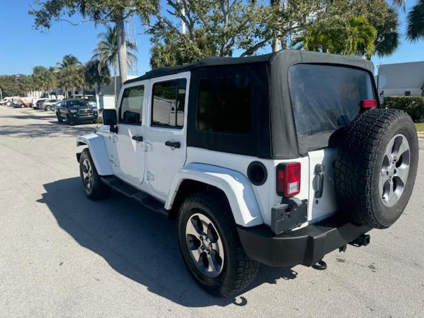 2016 Jeep Wrangler Unlimited Sahara photo 13