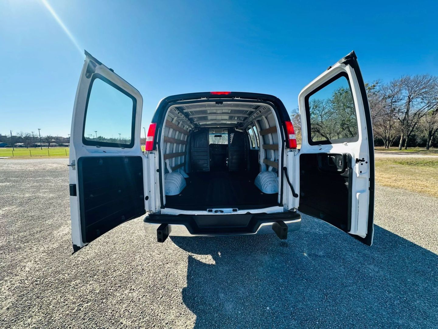 2018 Chevrolet Express 2500 Cargo - Image 10