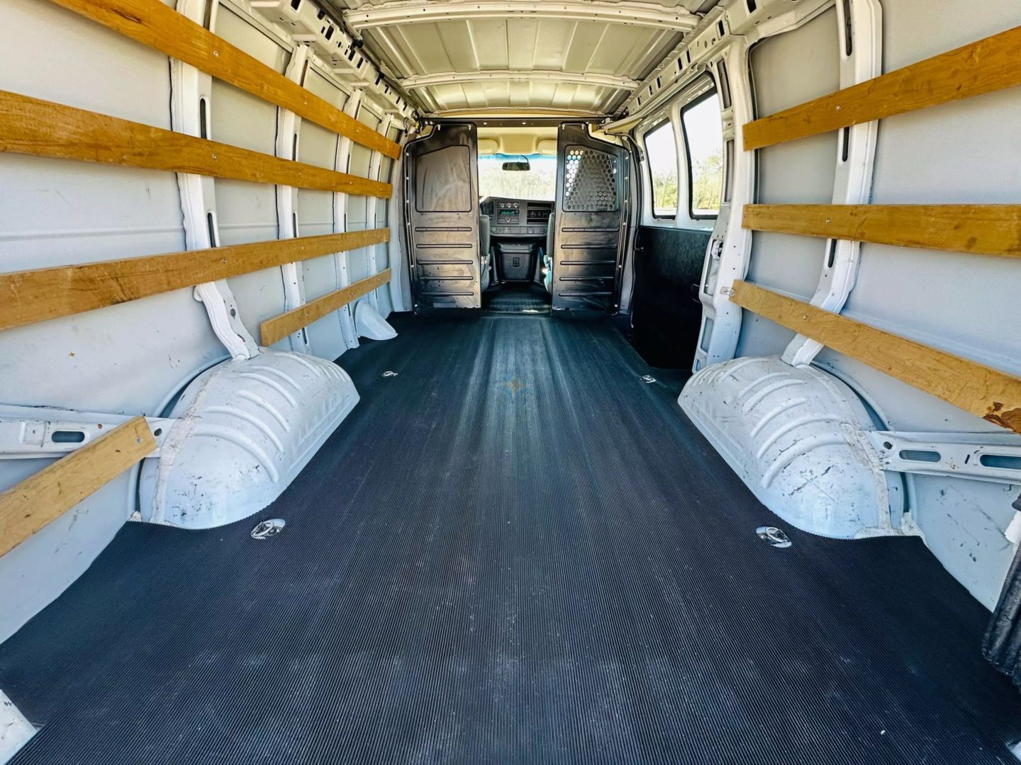 2018 Chevrolet Express 2500 Cargo - Image 11
