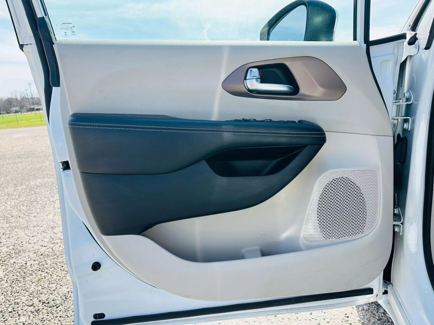2022 Chrysler Voyager - Image 16
