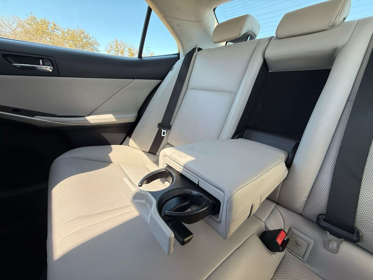2015 Lexus Is - Image 28