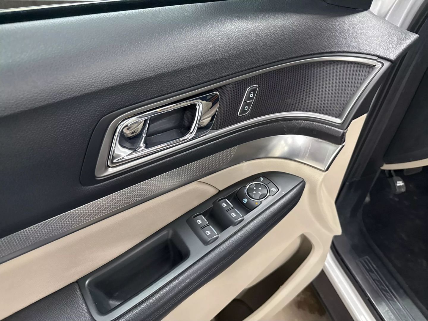 2018 Ford Explorer - Image 25