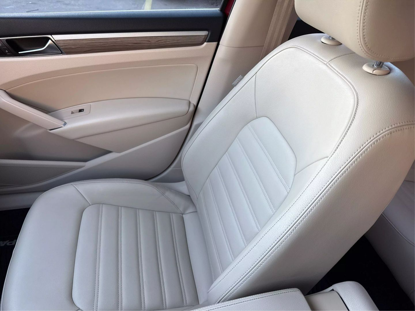 2018 Volkswagen Passat - Image 31