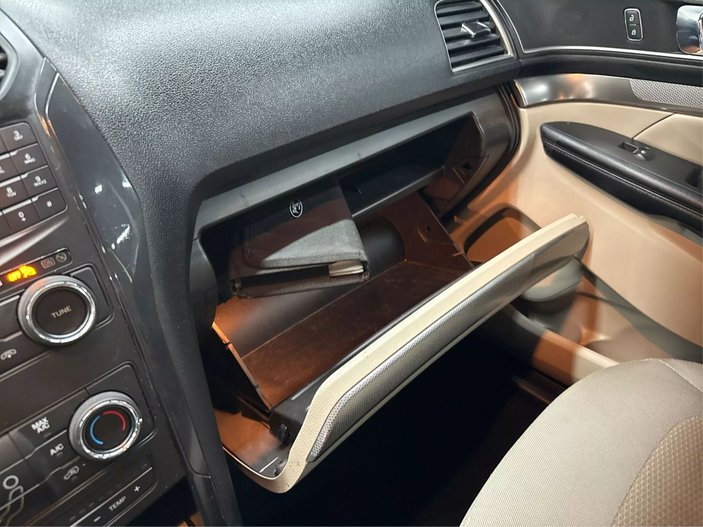 2018 Ford Explorer - Image 24