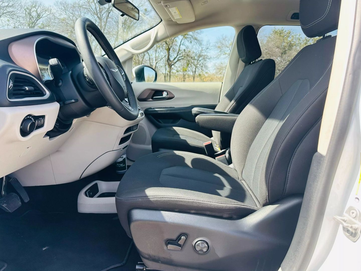 2022 Chrysler Voyager - Image 17