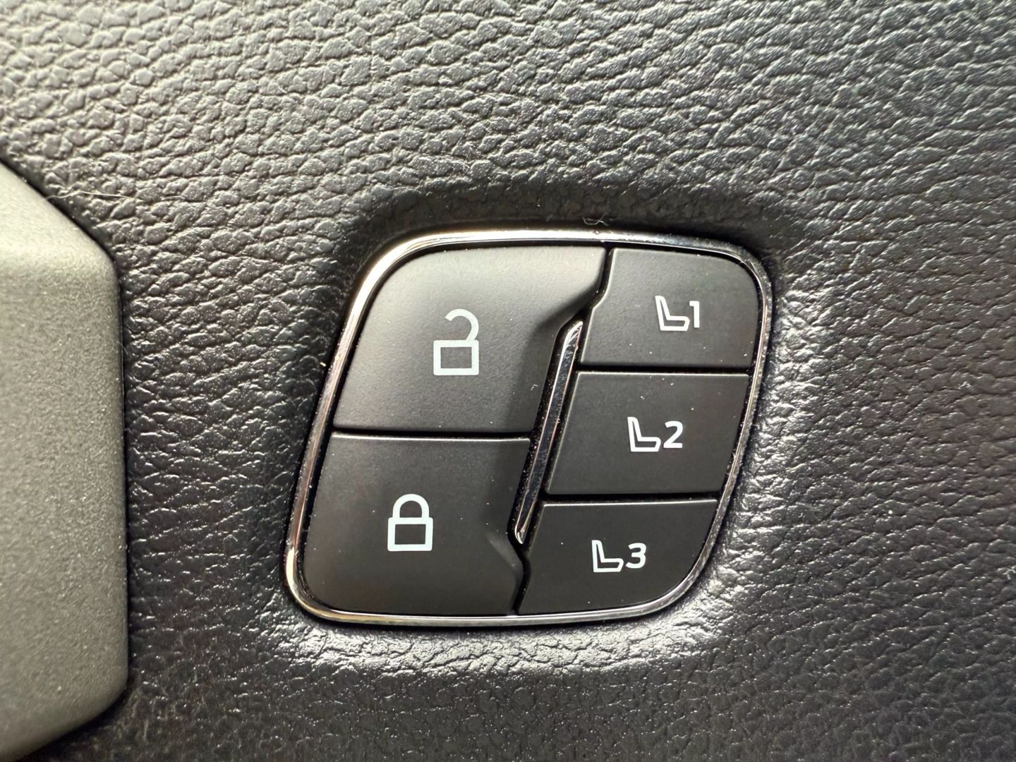 2021 Ford F250 Super Duty Crew Cab - Image 16