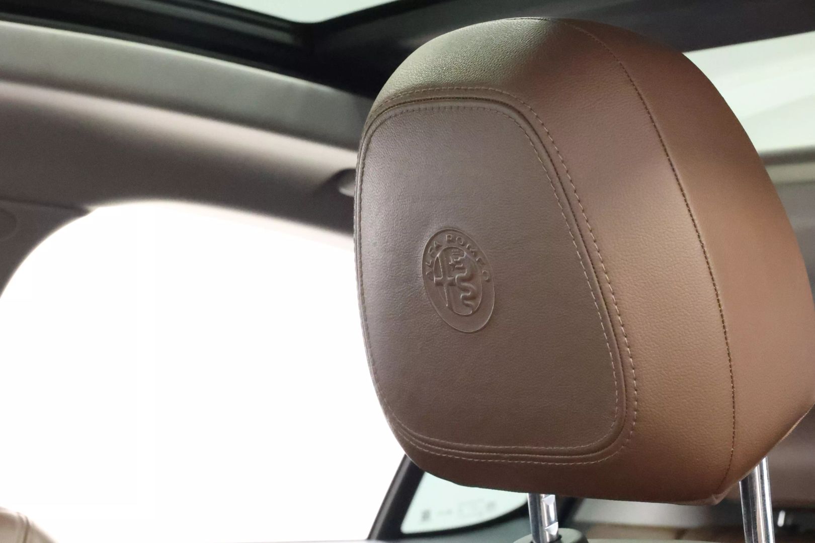 2018 Alfa Romeo Stelvio - Image 18