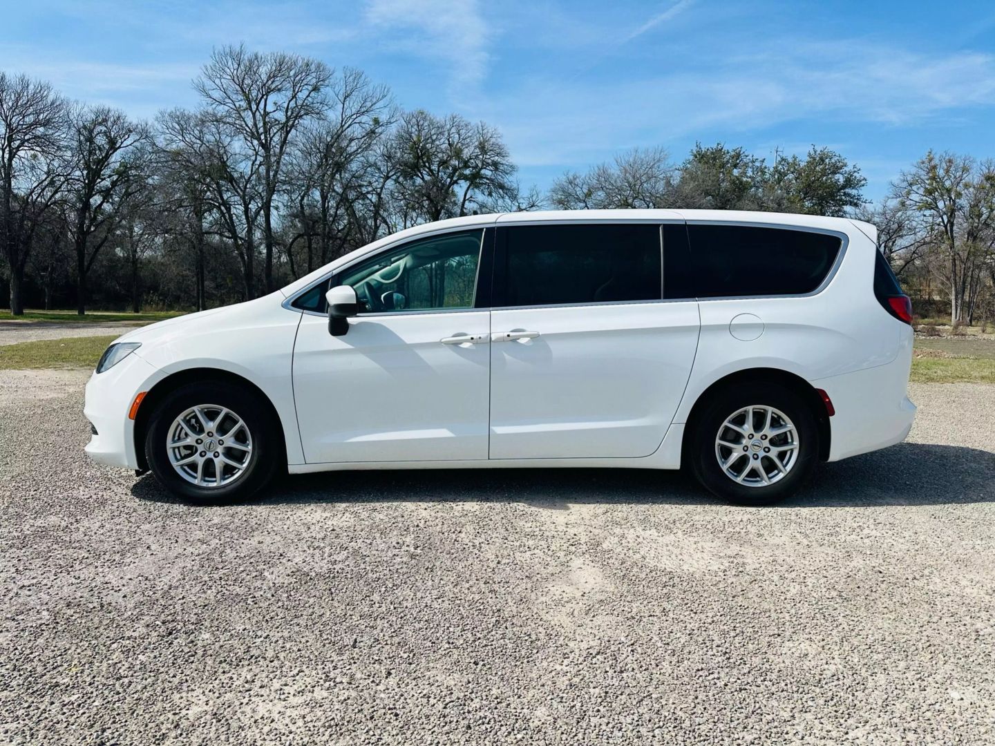 2022 Chrysler Voyager - Image 2