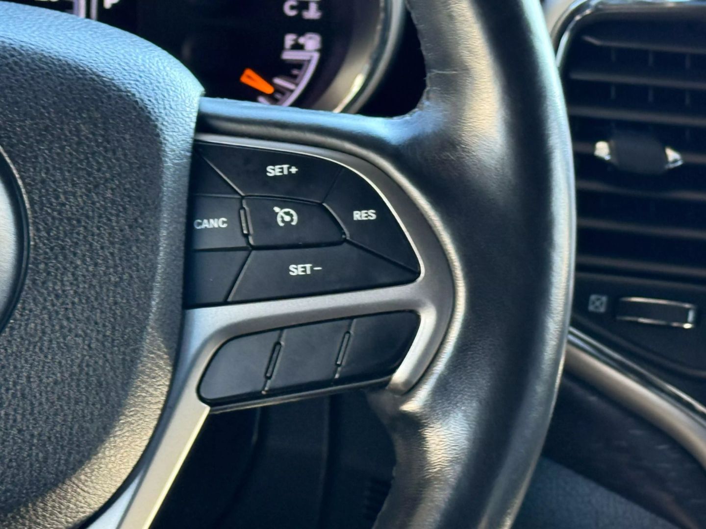2018 Jeep Grand Cherokee - Image 35