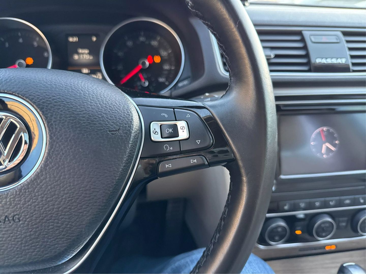 2018 Volkswagen Passat - Image 25