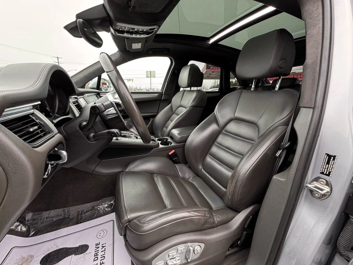 Image 8 of 2015 PORSCHE MACAN