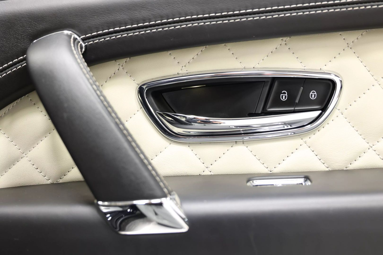 2017 Bentley Bentayga - Image 86