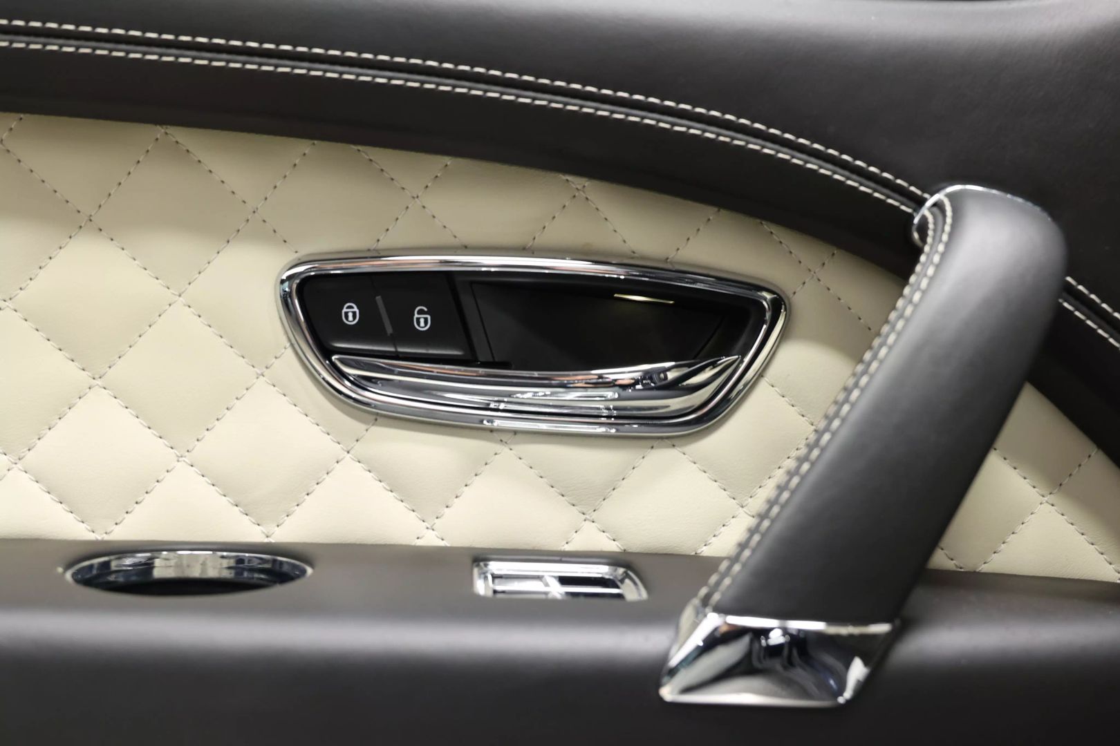 2017 Bentley Bentayga - Image 50