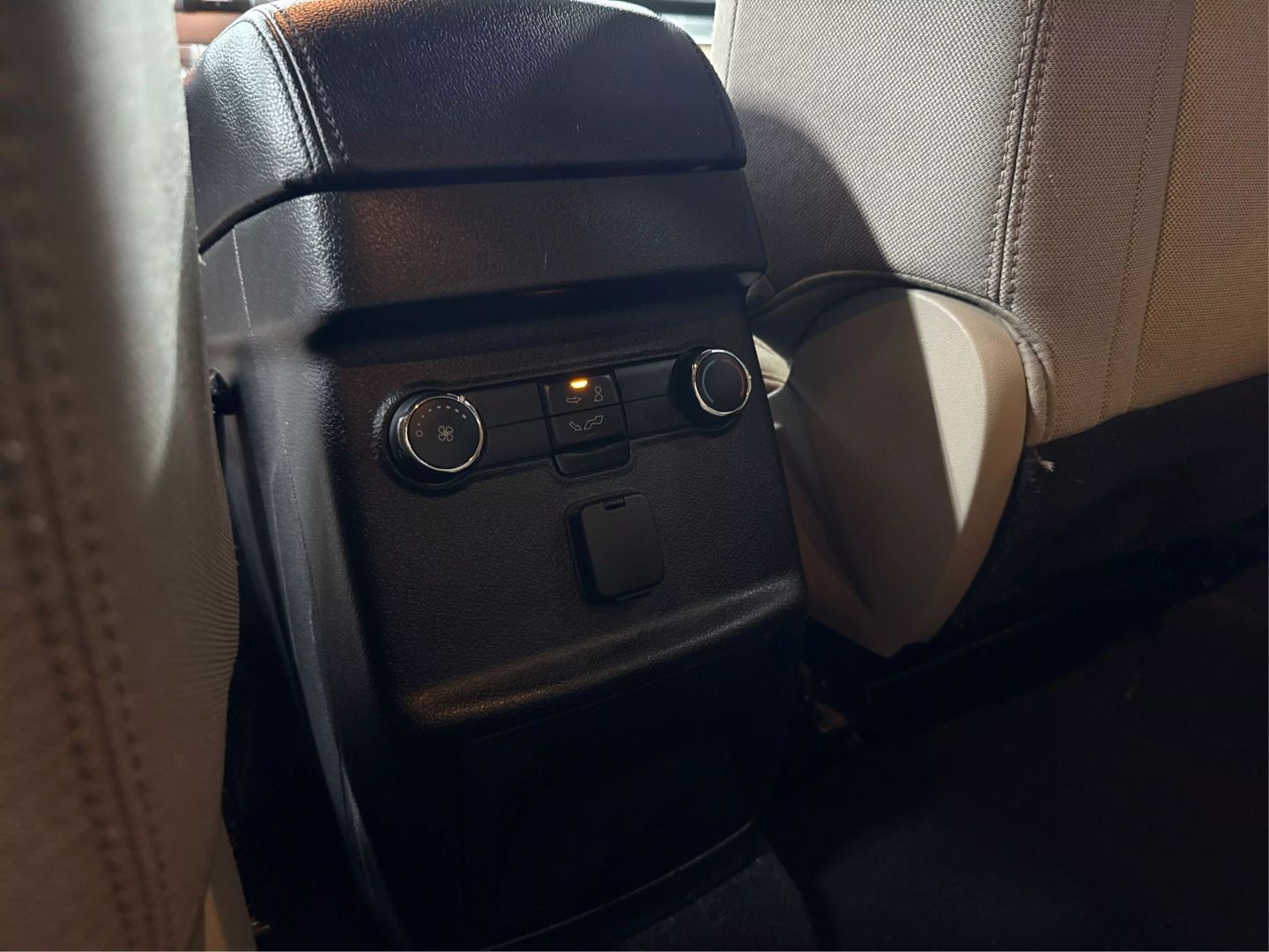 2018 Ford Explorer - Image 27