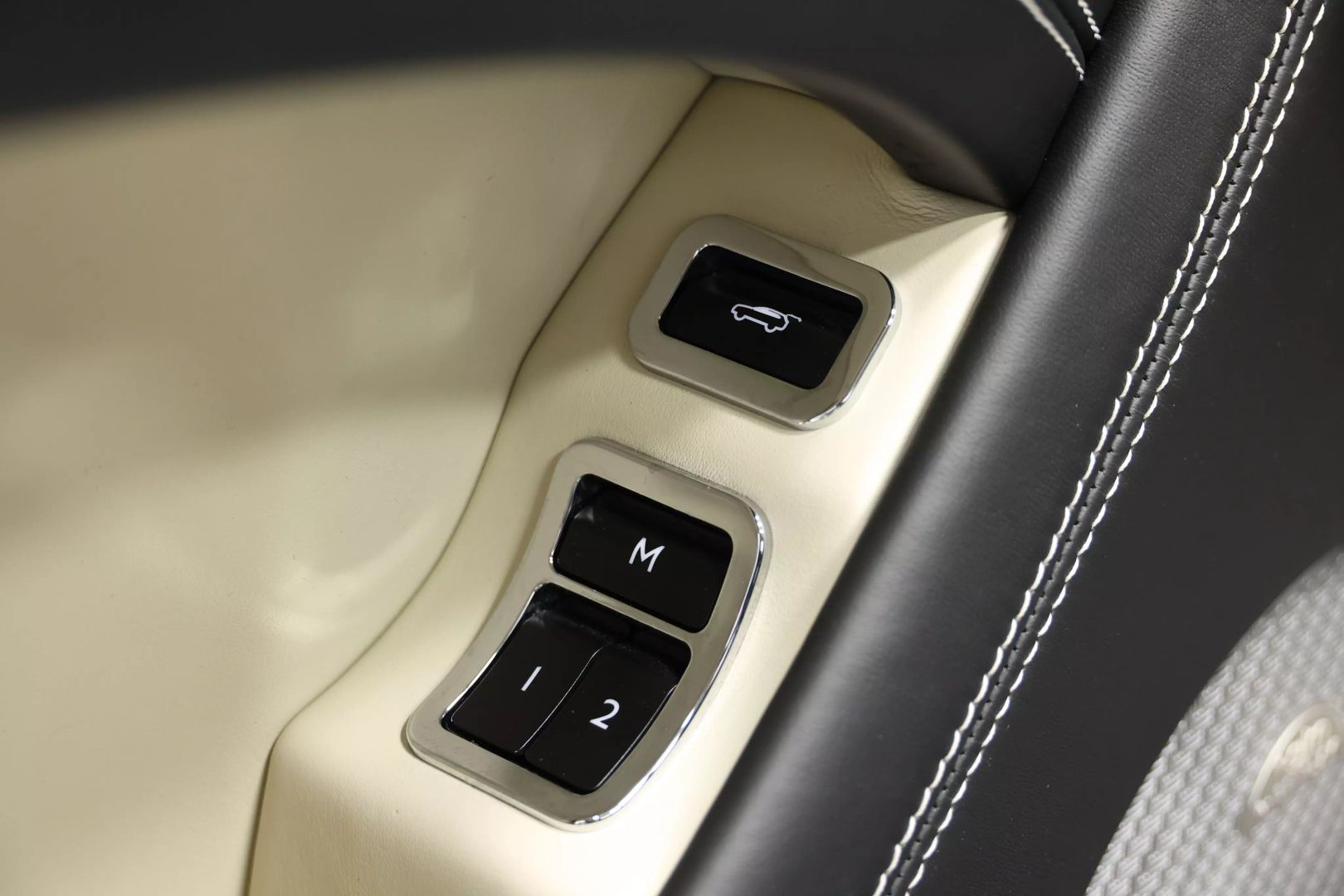 2017 Bentley Bentayga - Image 12