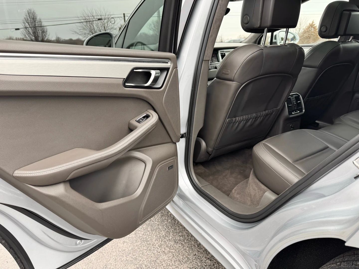 Image 10 of 2015 PORSCHE MACAN