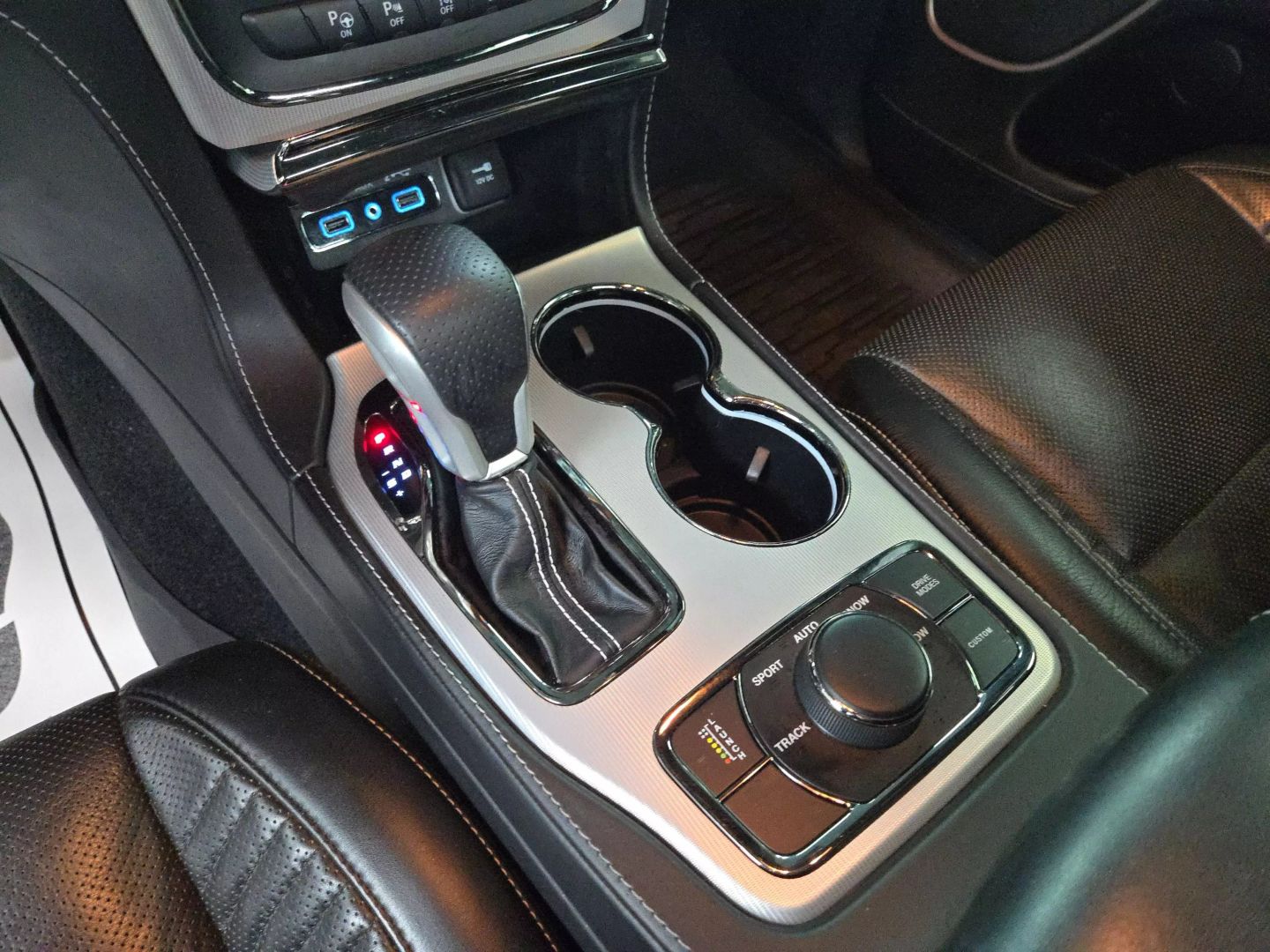 2018 Jeep Grand Cherokee - Image 16