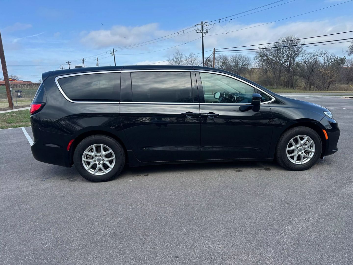 2023 Chrysler Pacifica - Image 2