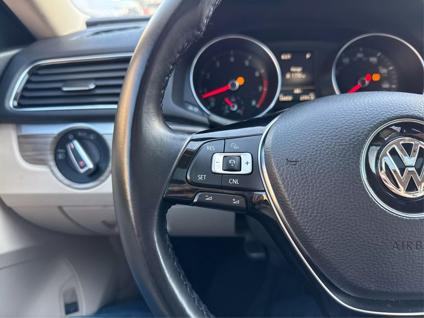 2018 Volkswagen Passat - Image 24