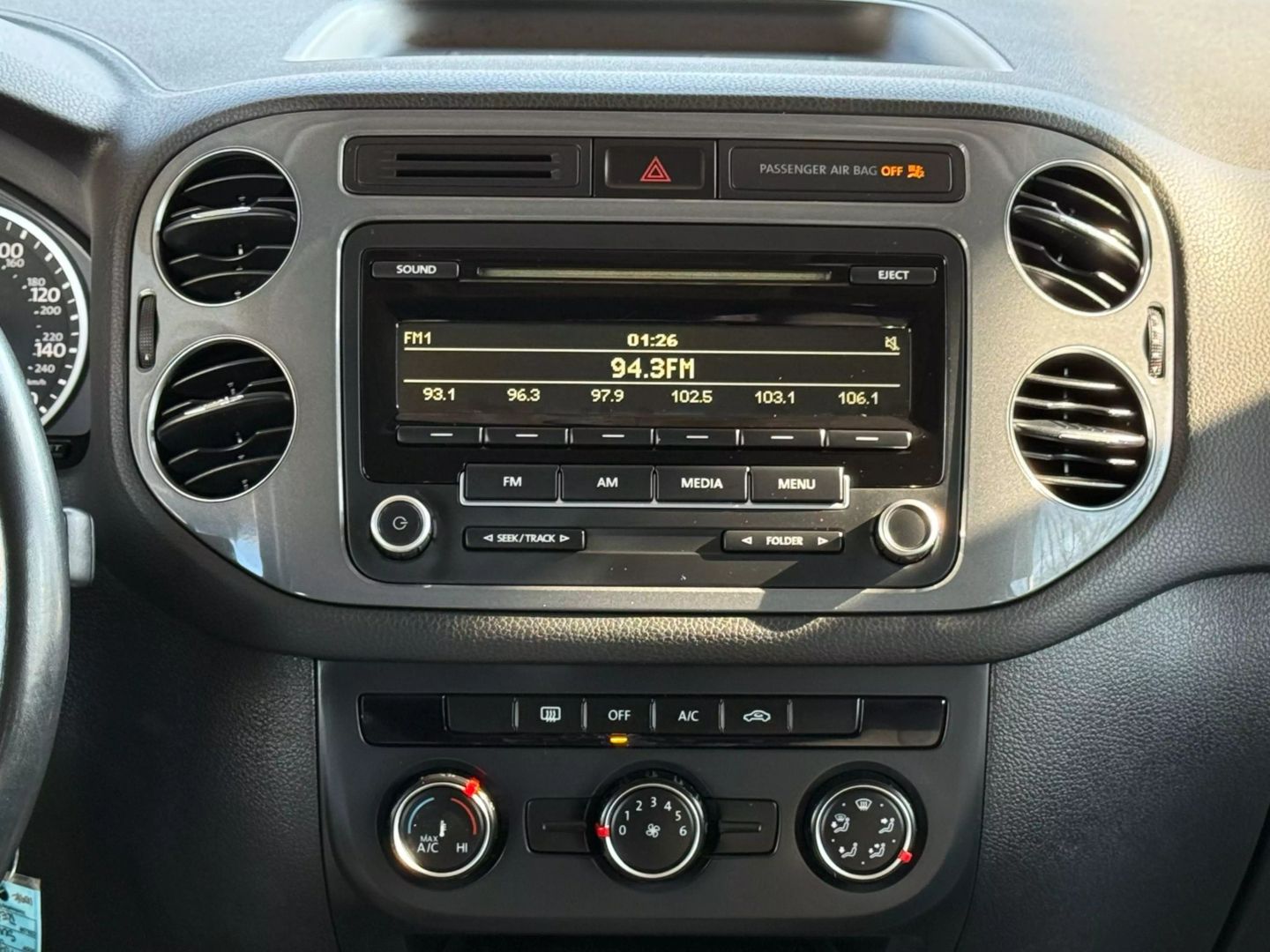 2014 Volkswagen Tiguan - Image 28