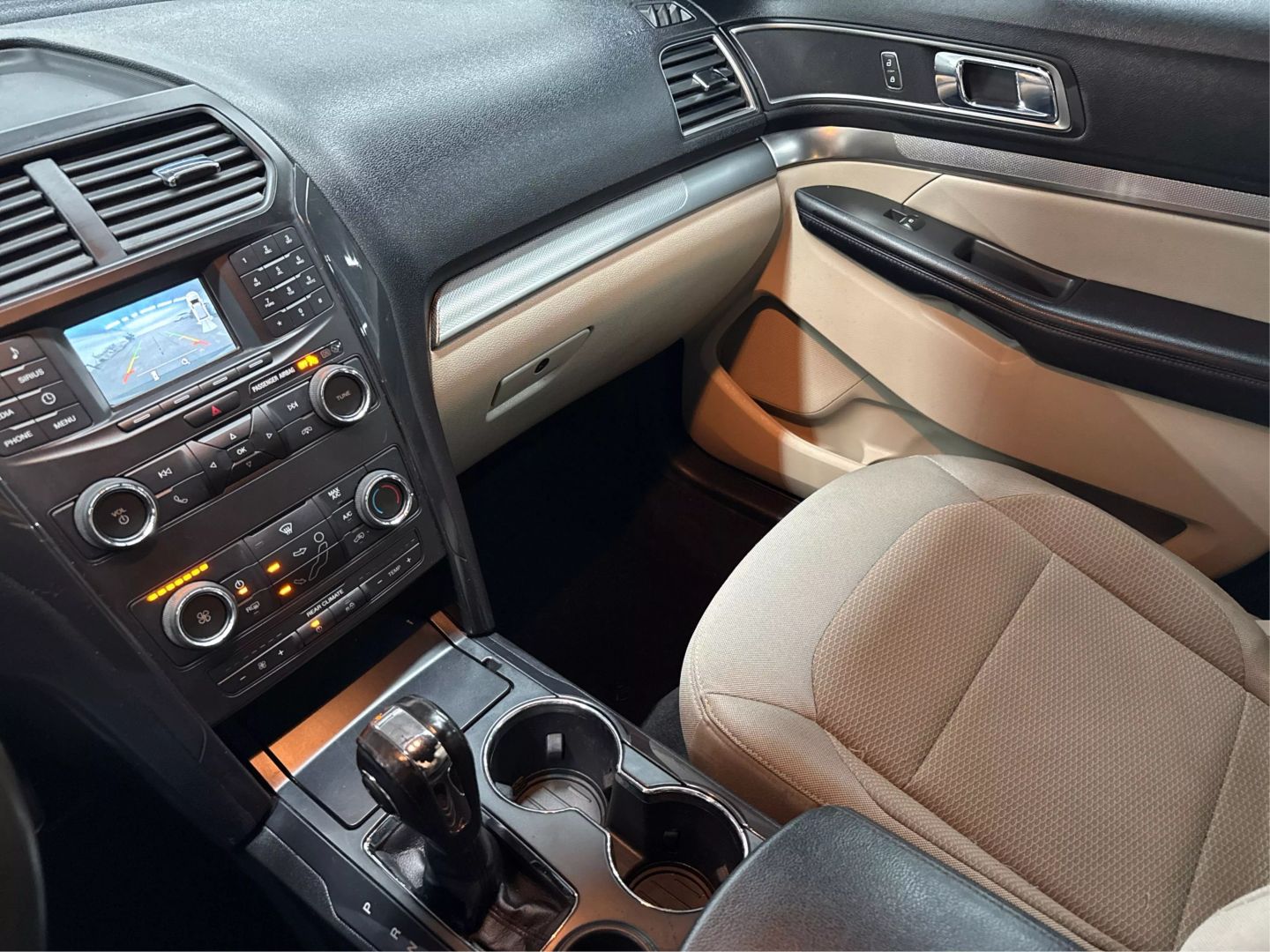 2018 Ford Explorer - Image 32