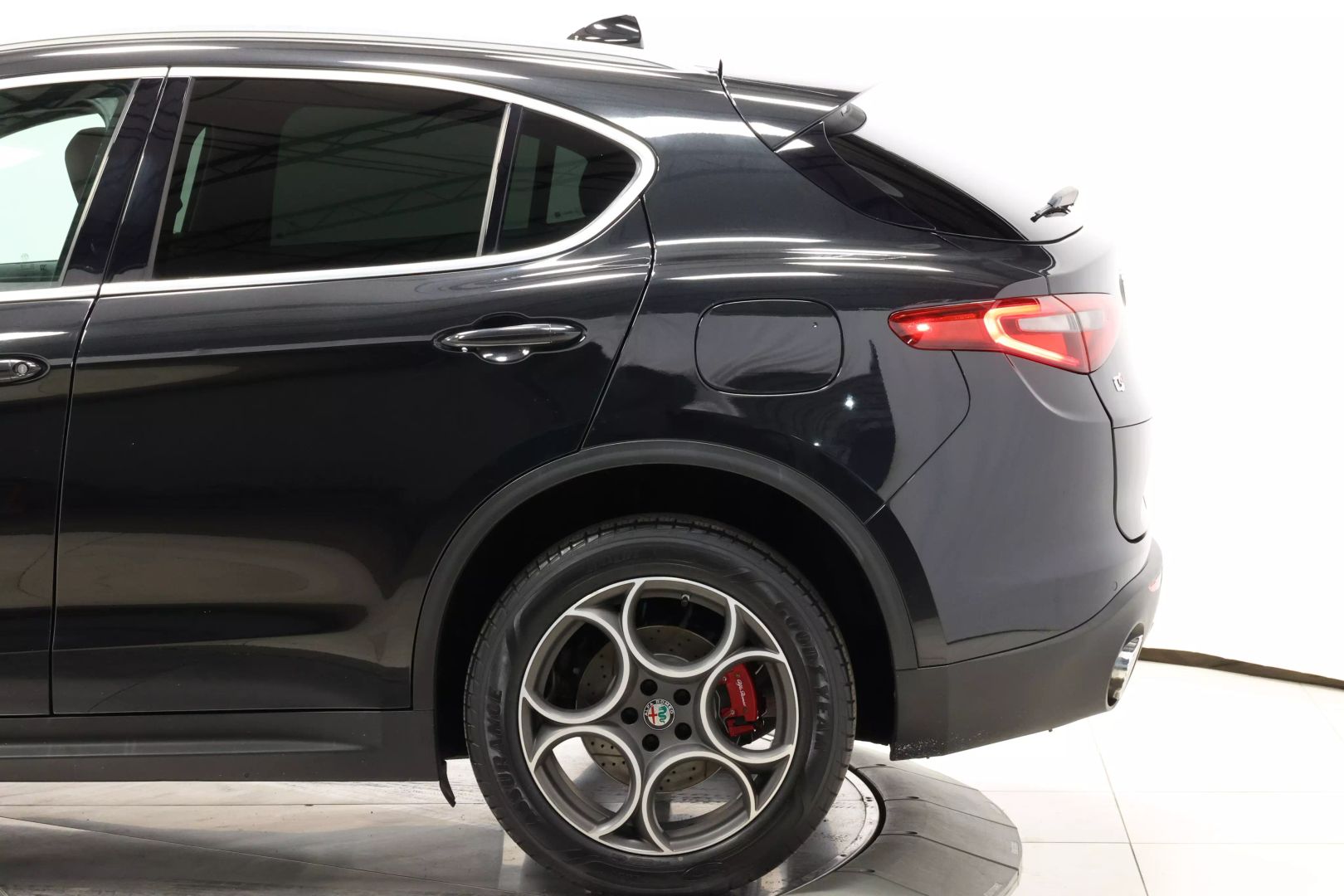 2018 Alfa Romeo Stelvio - Image 8