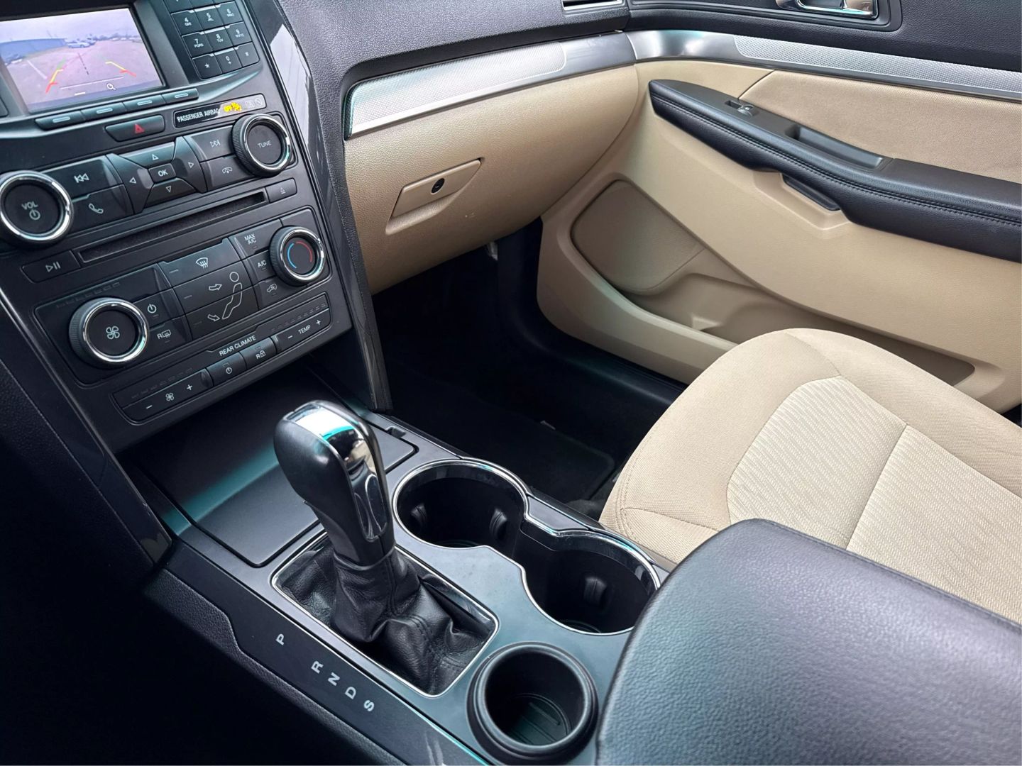 2017 Ford Explorer - Image 30
