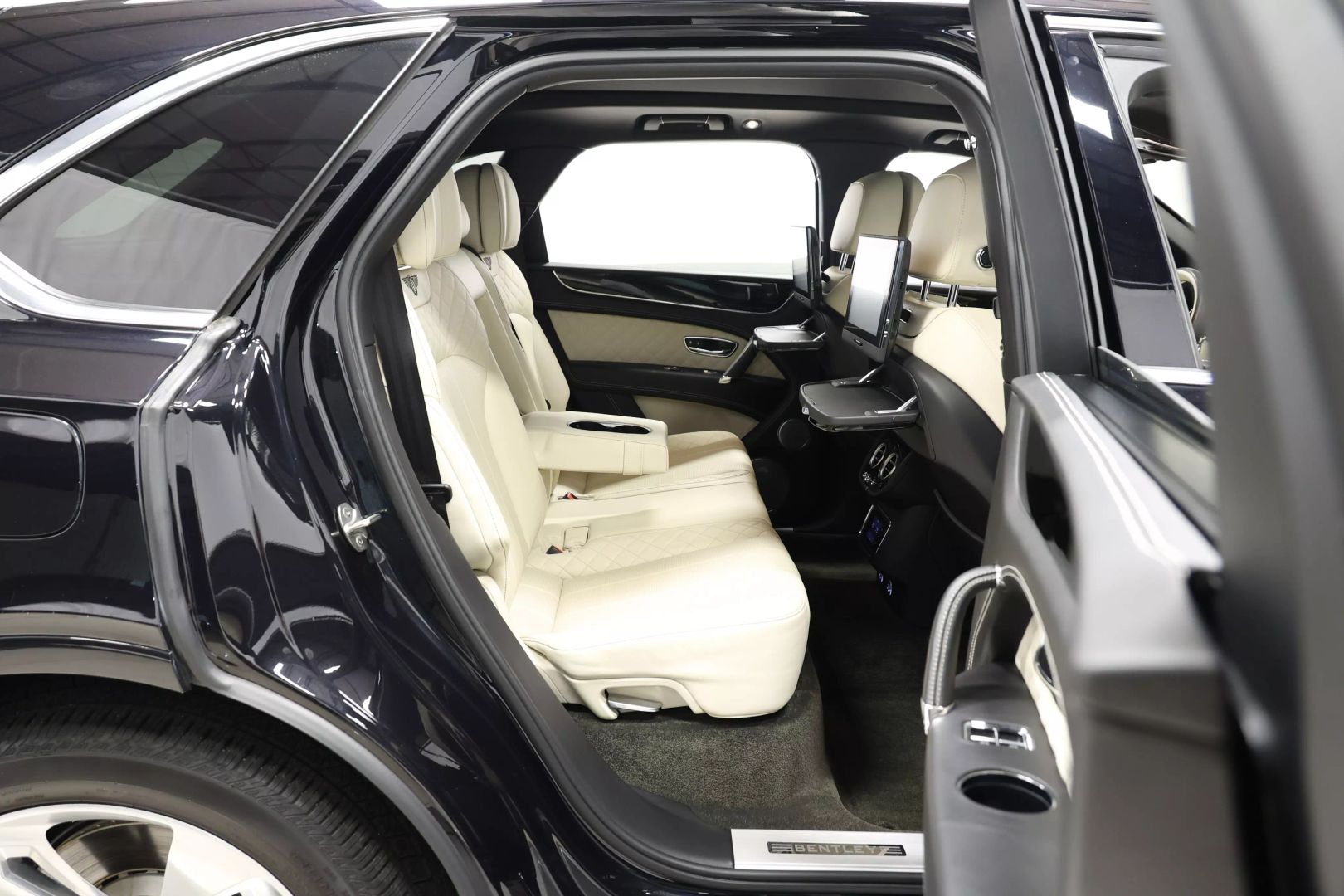 2017 Bentley Bentayga - Image 74