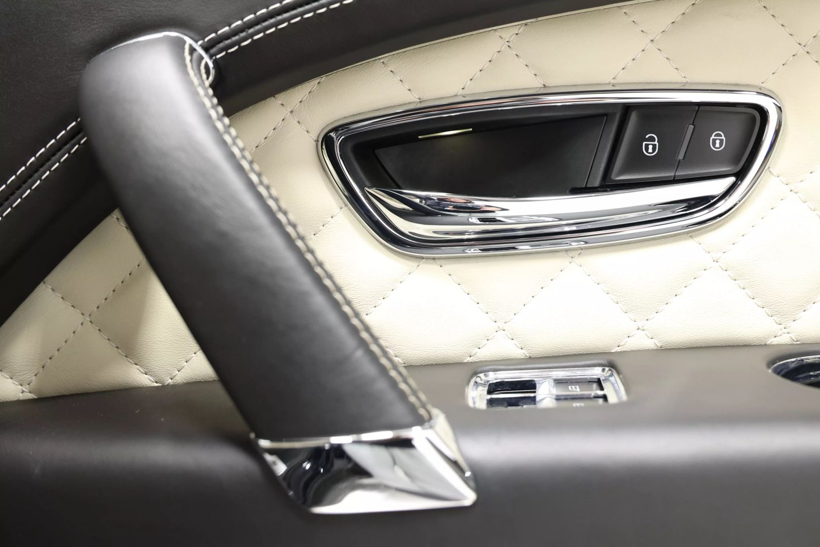 2017 Bentley Bentayga - Image 72