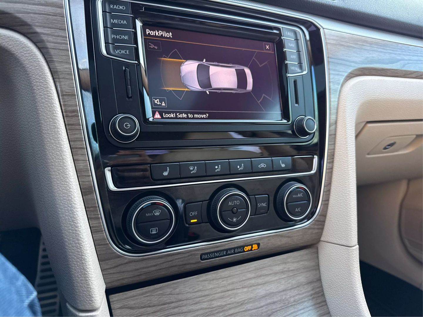 2018 Volkswagen Passat - Image 22