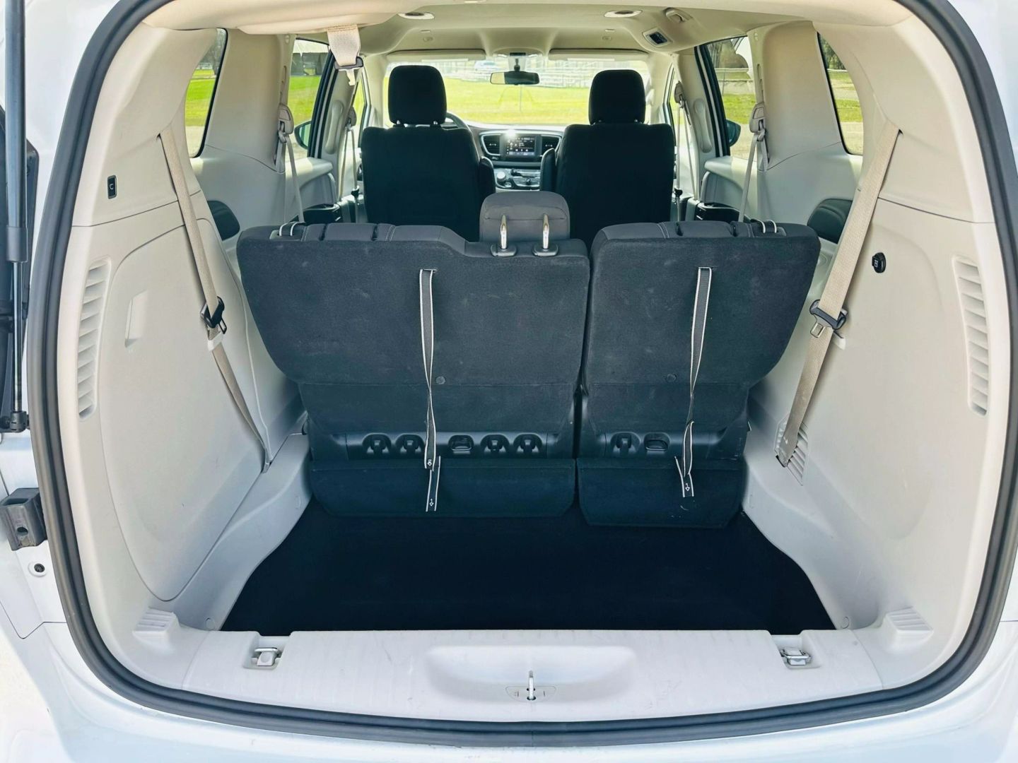 2022 Chrysler Voyager - Image 11