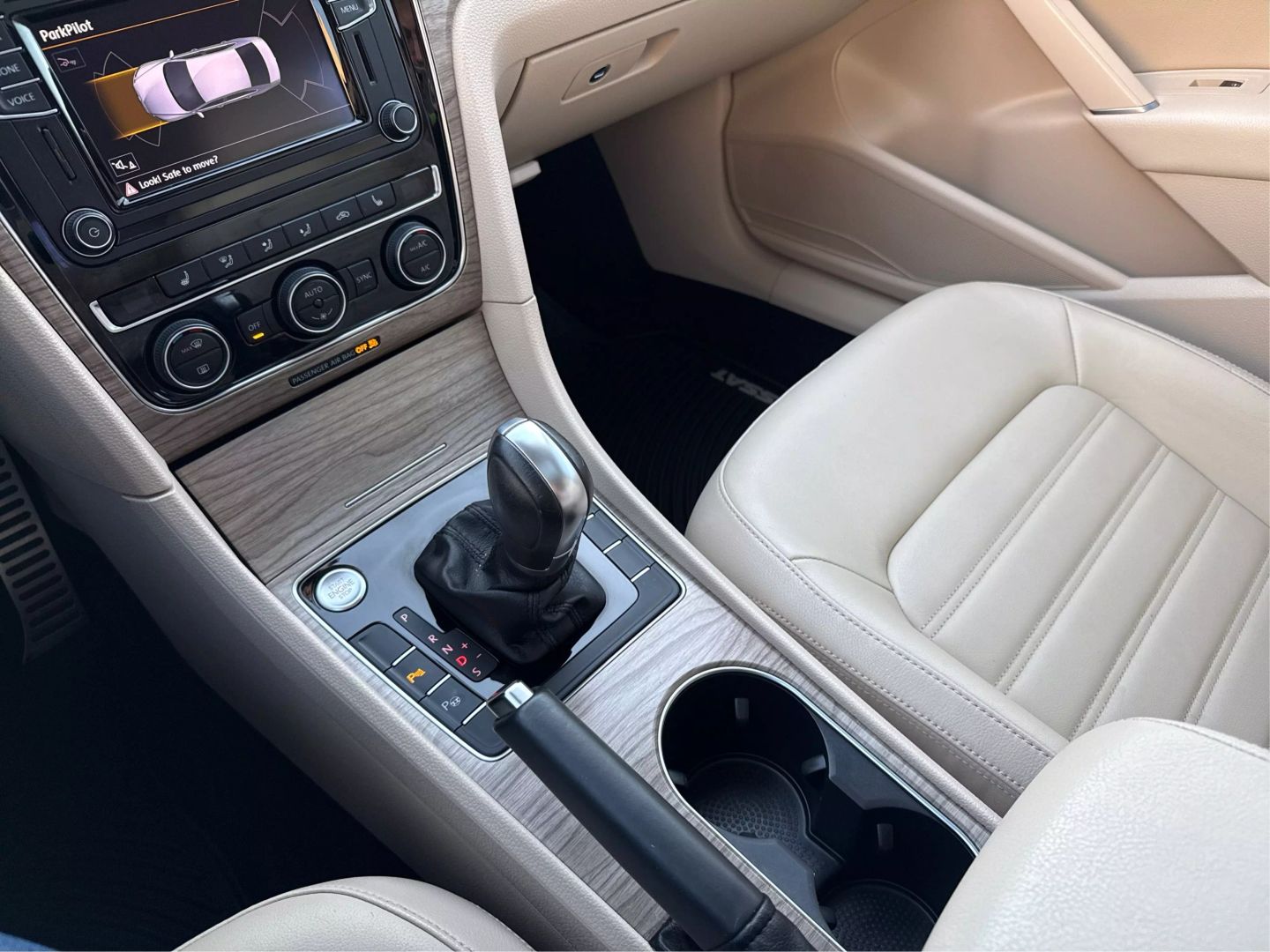 2018 Volkswagen Passat - Image 33