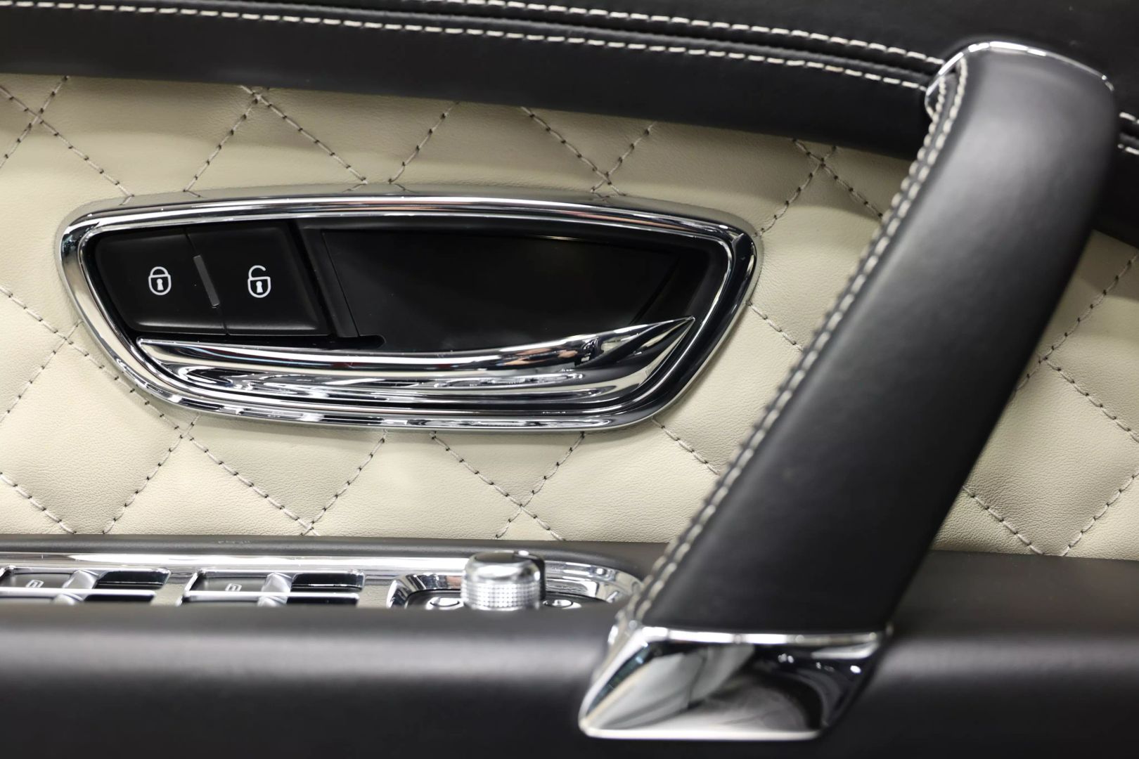 2017 Bentley Bentayga - Image 11