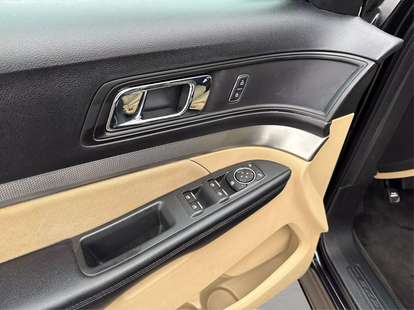 2017 Ford Explorer - Image 24