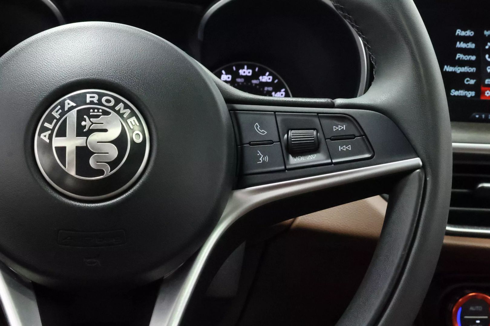 2018 Alfa Romeo Stelvio - Image 27