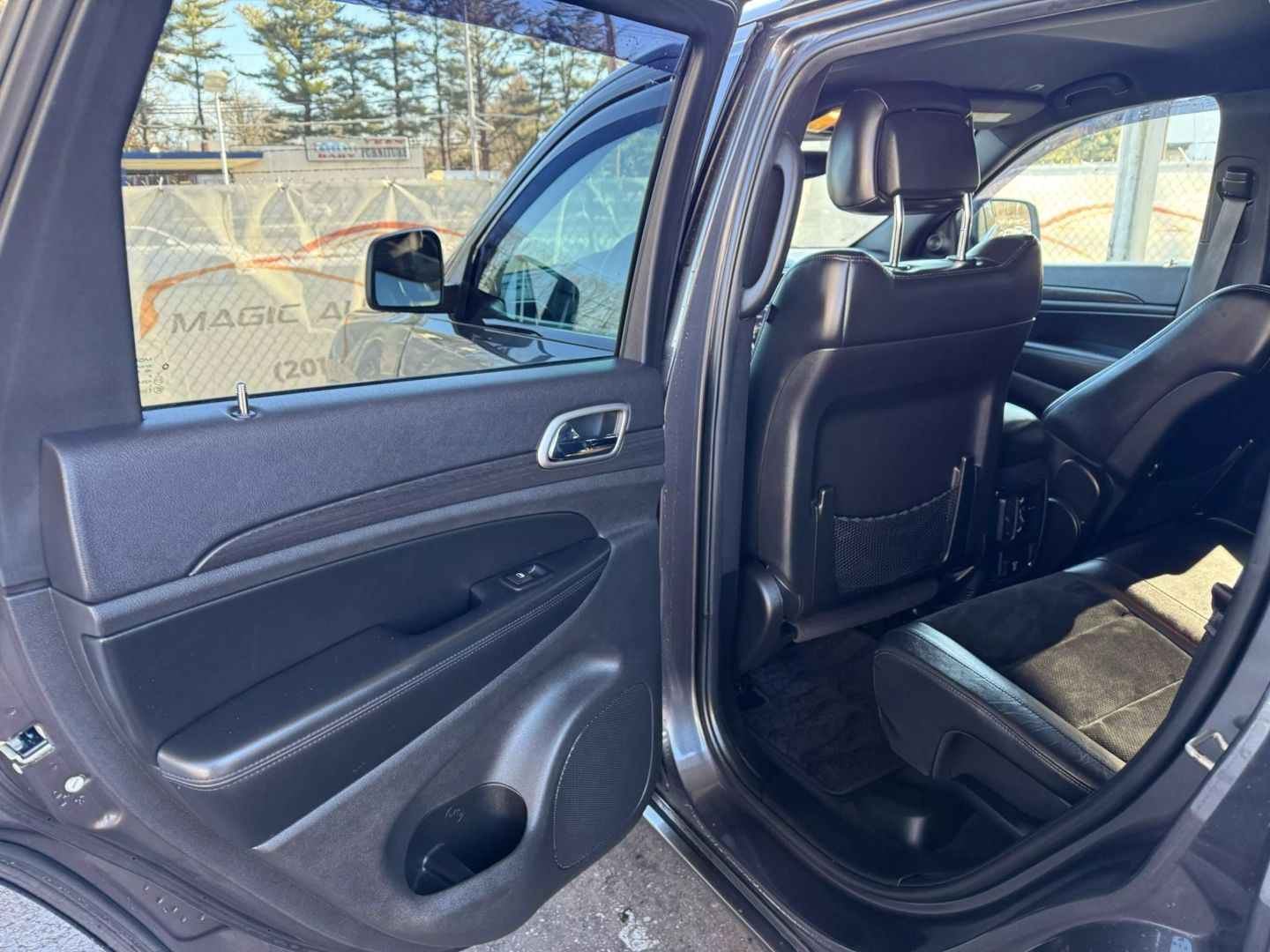 2018 Jeep Grand Cherokee - Image 17