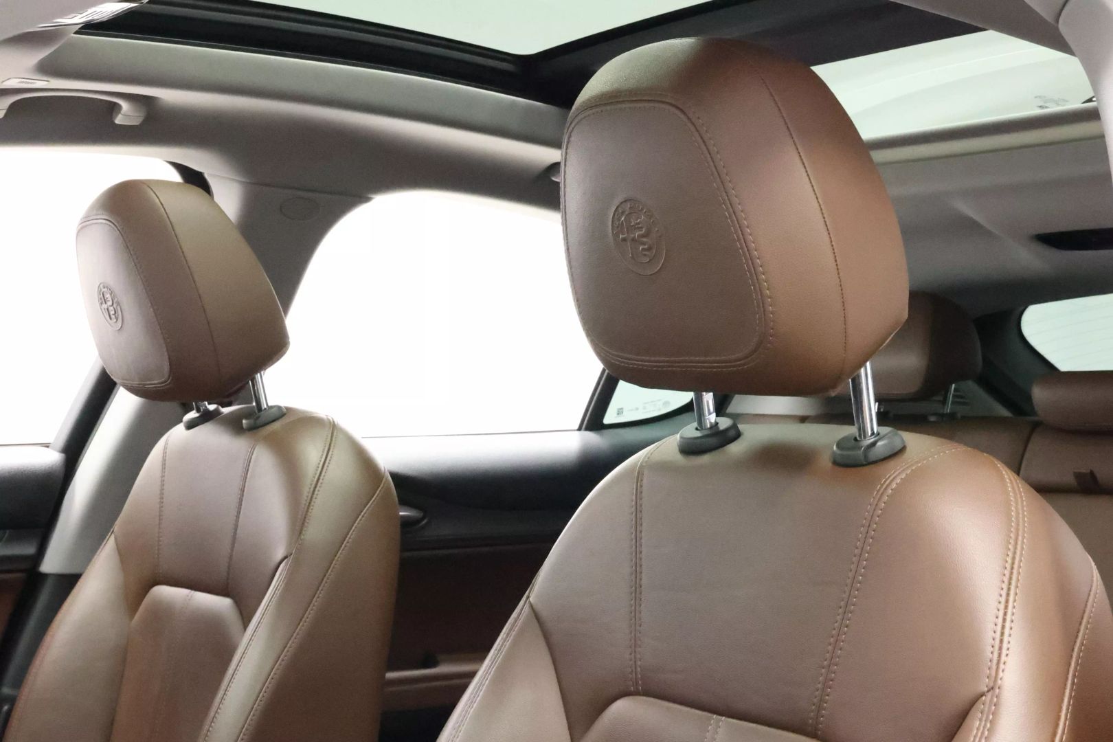 2018 Alfa Romeo Stelvio - Image 17