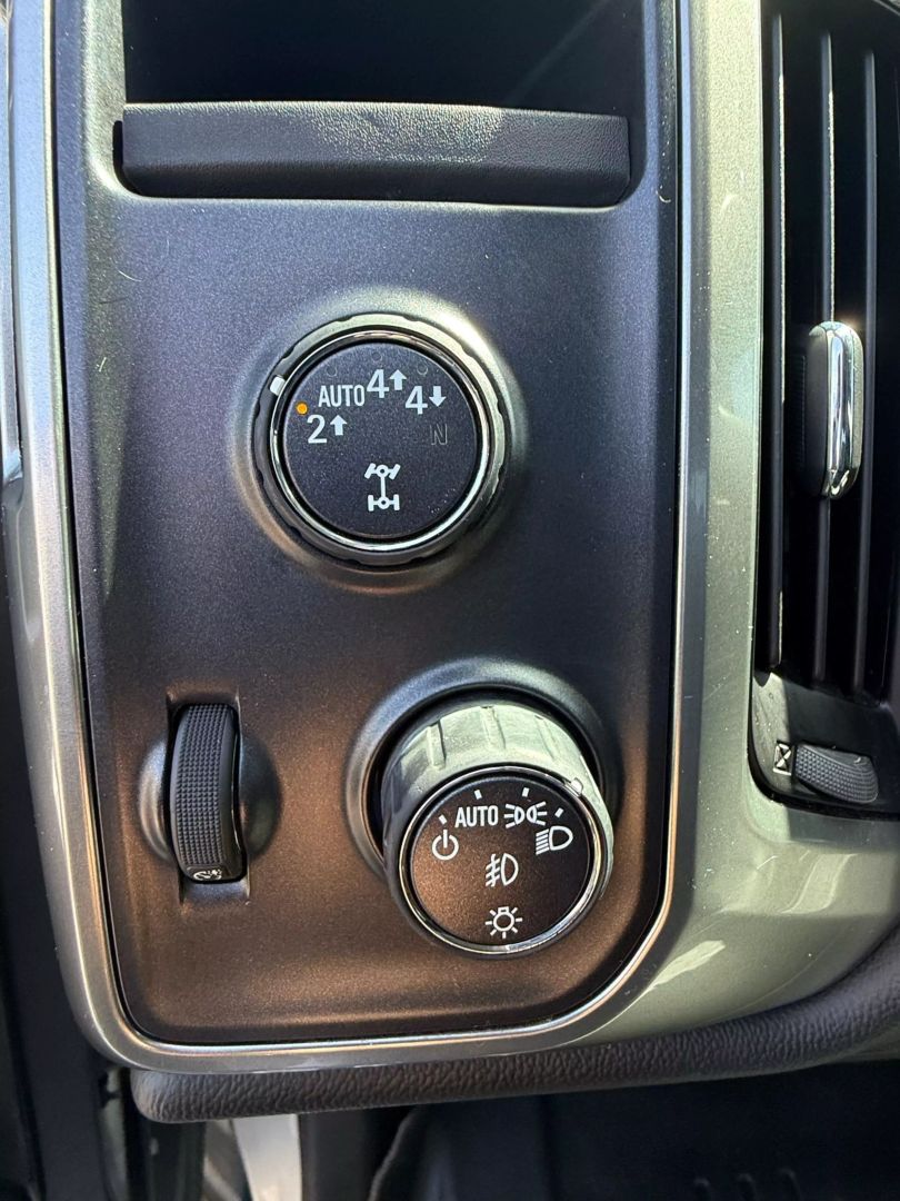 2018 Chevrolet Silverado 1500 Crew Cab - Image 10